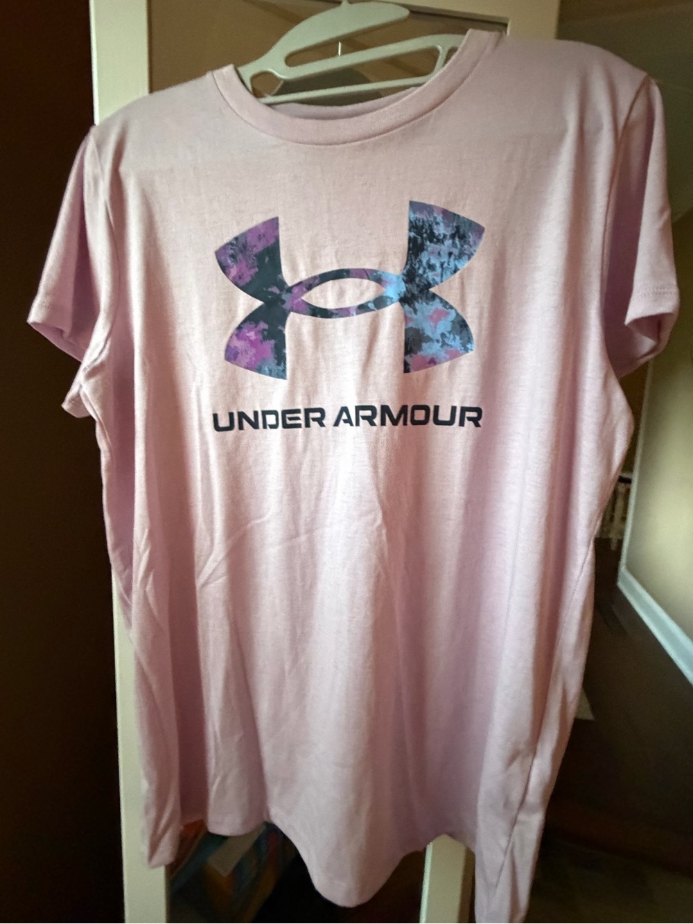 Under Armour Men’s Light Pink Tee with Purple Camo Logo, nwot